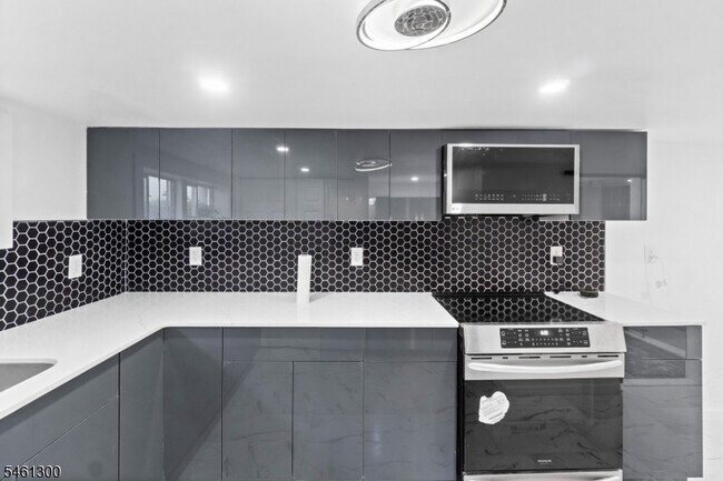 Building Photo - 656 Park Ave