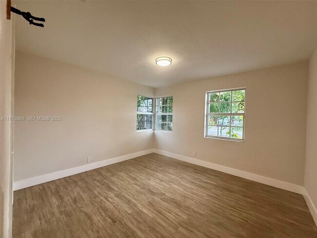 Building Photo - 2730 NE 9th Terrace