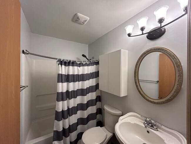Building Photo - 8978 Gardengate Dr