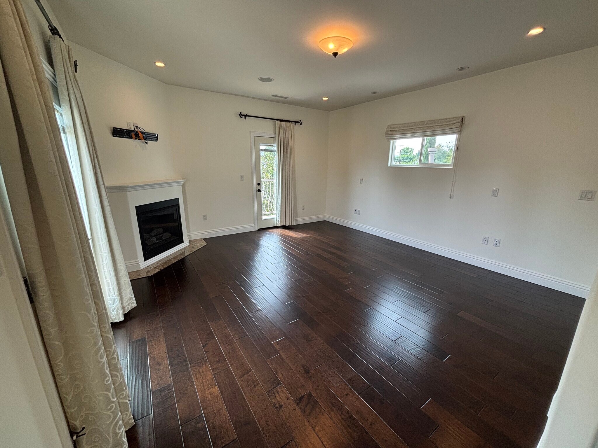 Primary Bedroom - 5960 Balcom Ave