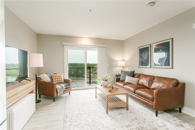 Building Photo - 205 Lakeshore Dr