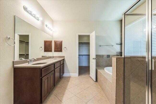 Building Photo - 3831 Aqua Ln