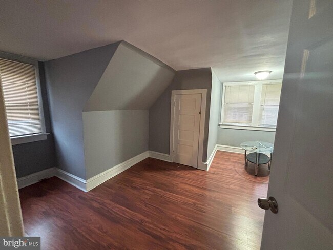 Building Photo - 649 W State St