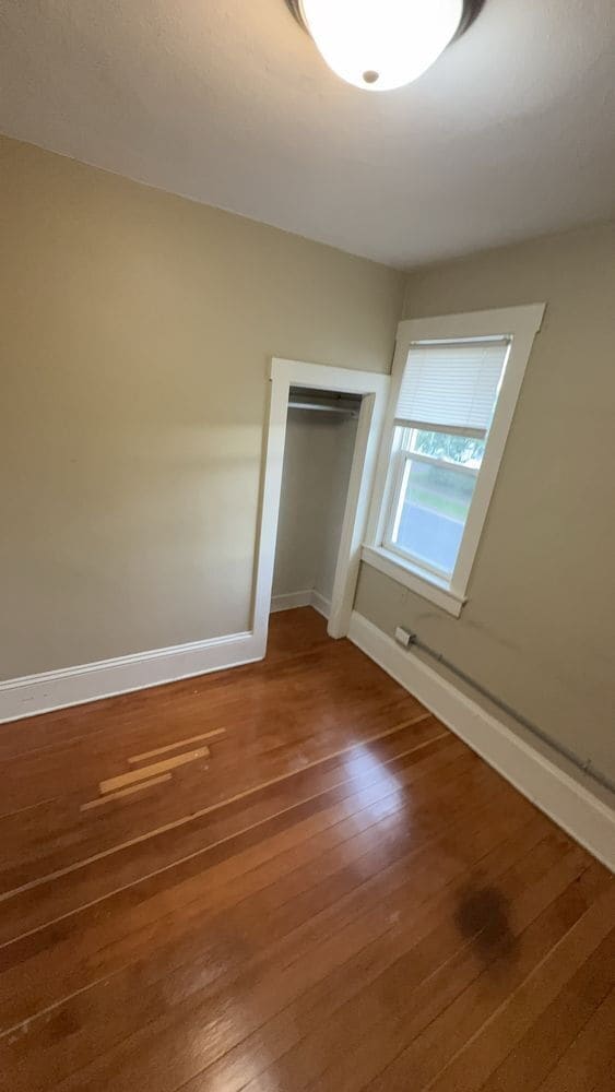 Building Photo - 3 bed 1 bath close to Water St. and UWEC! Available June 1st