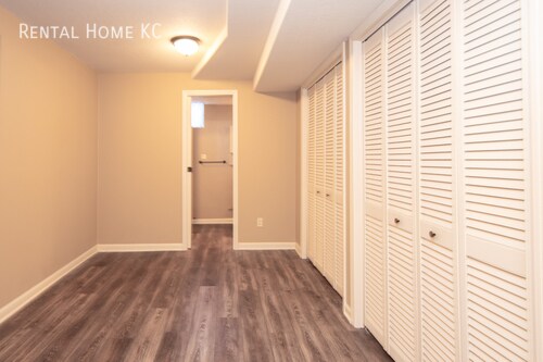 Building Photo - Beautifully updated split level with Finis...