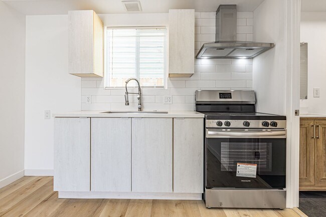 Building Photo - Stylish 2BR + 1 Bath | 1 Month Free Special!