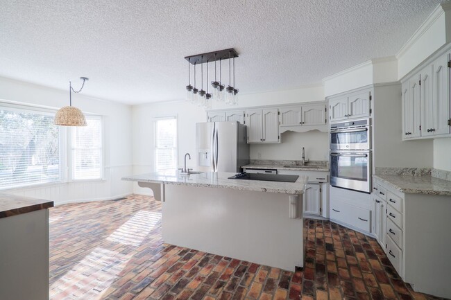 Building Photo - 4538 Golden Oaks Dr