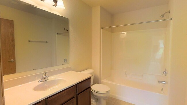 Building Photo - 3 Bedroom 2 Bathroom Condo Style Upper is Available