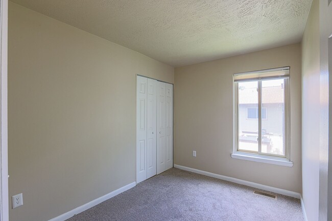 Building Photo - 14 King Henry Cir
