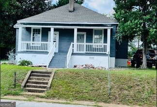 Building Photo - 902 1st St