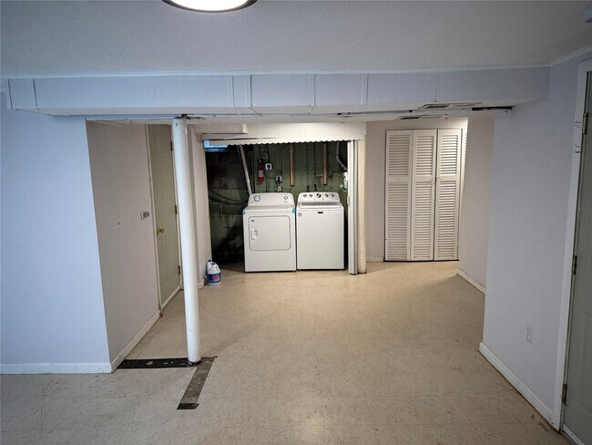 Building Photo - 102 Putnam Rd