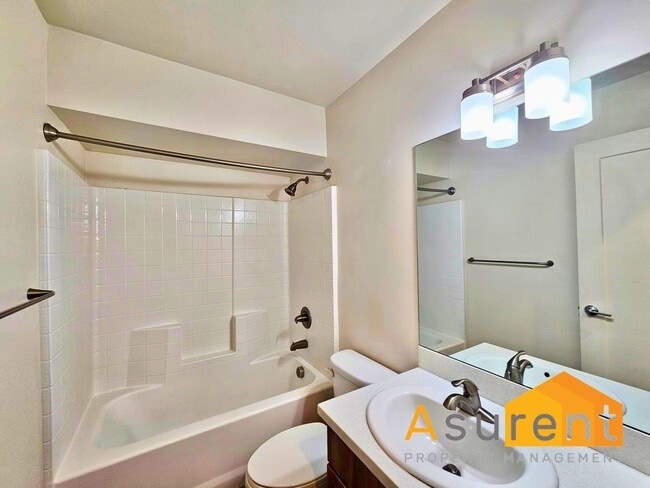 Building Photo - New Townhome close to downtown!