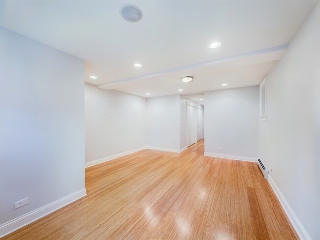 Building Photo - 632 W Barry Ave