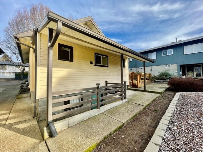 Building Photo - Are you looking for a short 4 Month Lease? Discover 2BD/2B Single-Family Home!