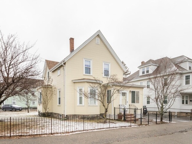 Building Photo - 18 Taber St