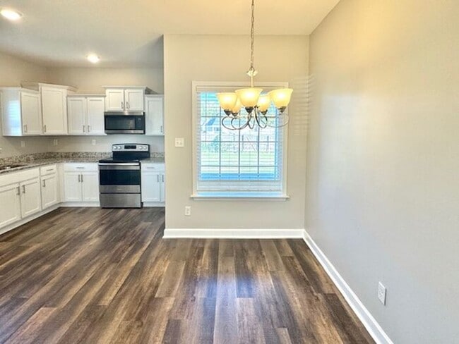 Building Photo - Now Lasing a 4 Bedroom 2.5 bath home in Ho...