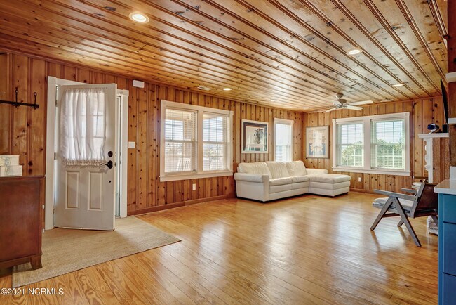 Building Photo - 2681 Island Dr