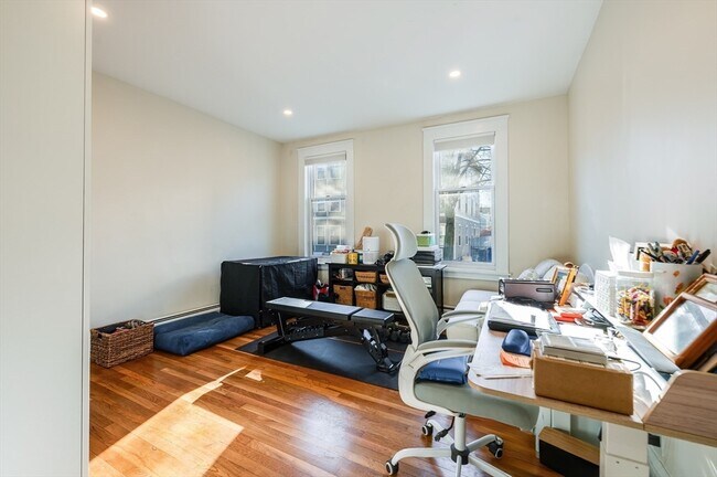 Building Photo - 874 E 2nd St