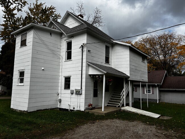 Building Photo - 129 Meachem Ave