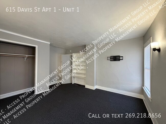 Building Photo - 615 Davis St