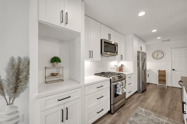 Building Photo - 246 N Walden Elms Cir