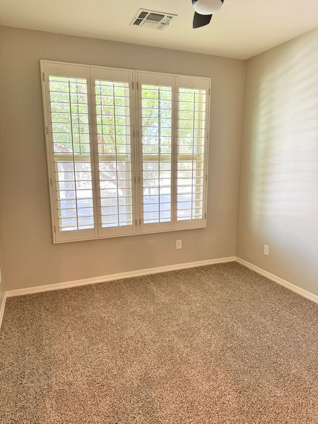 Building Photo - Beautiful 4 Bedroom Single Level Home Loca...