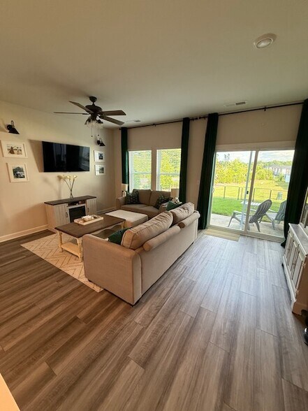 Living space - 1216 Plumcrest Dr