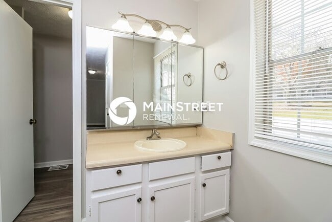 Building Photo - 3 Bedroom Pet-Friendly Home in Kennesaw, GA with Main Street Renewal