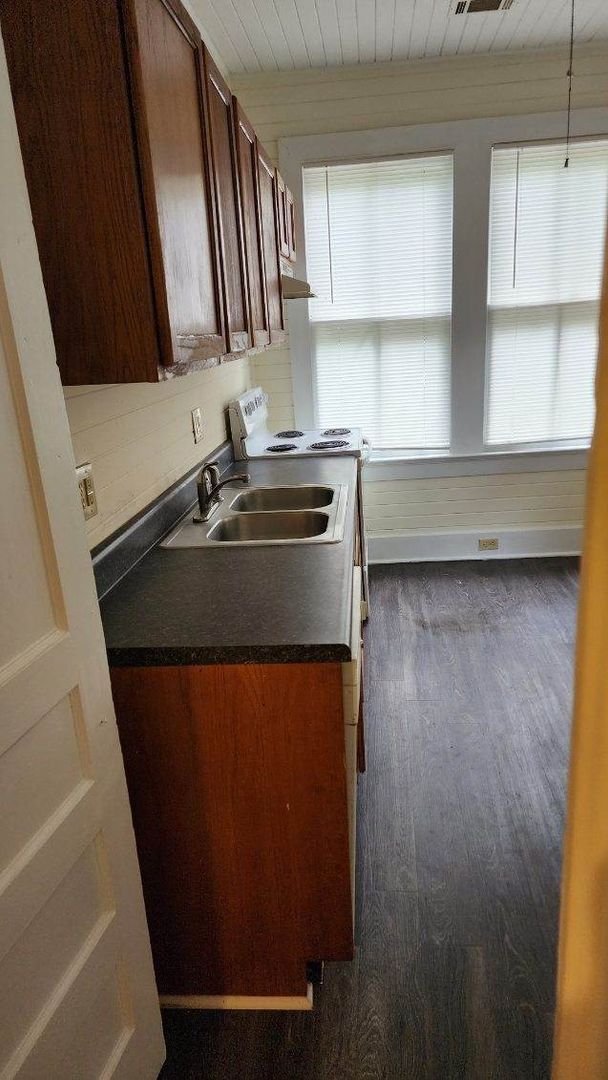 Building Photo - 1 Bedroom Apartment near Lake Olmstead