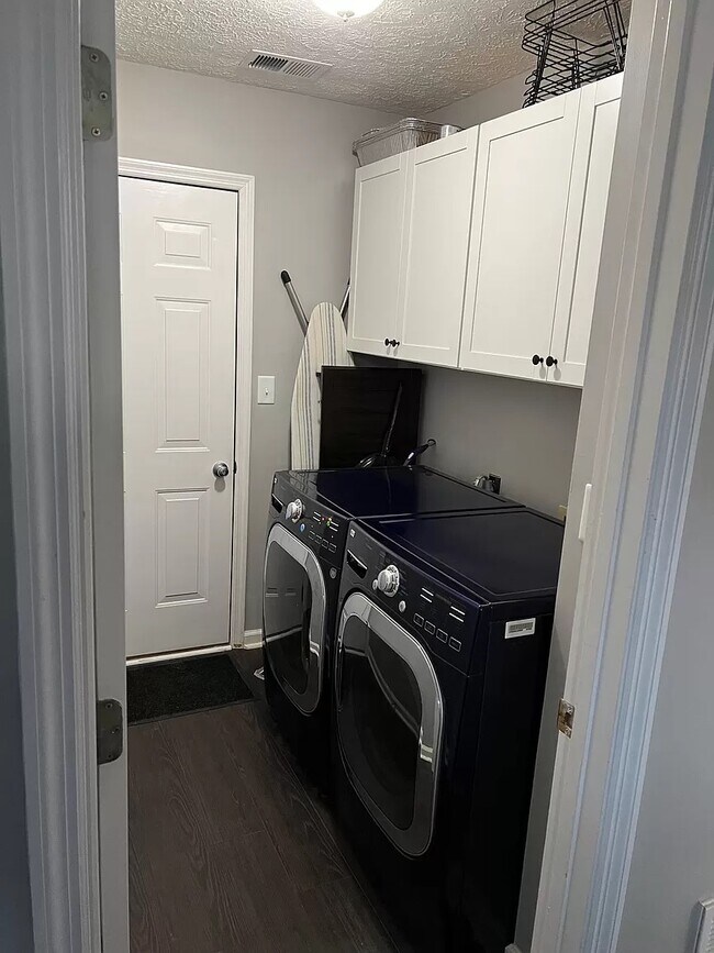 Building Photo - 2242 Stonewood Ln