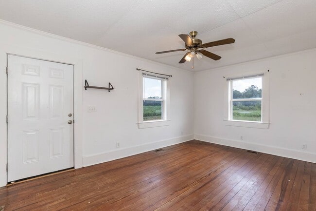 Building Photo - Serene Home For Rent!