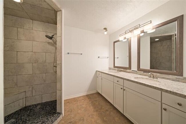 Building Photo - Lovely Eastside Home