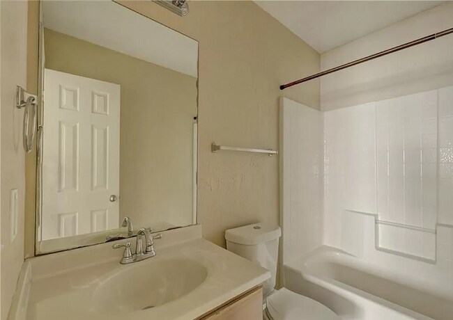 Building Photo - Gorgeous 3 bedroom 2 Bath and 2 Car Home in the Heart of Yukon