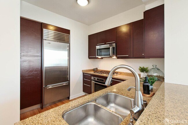 Building Photo - 425 1st St