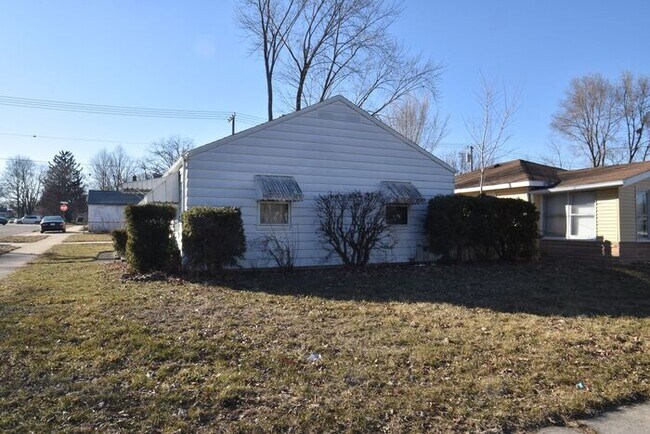 Building Photo - Mishawaka South West Near Park and local u...