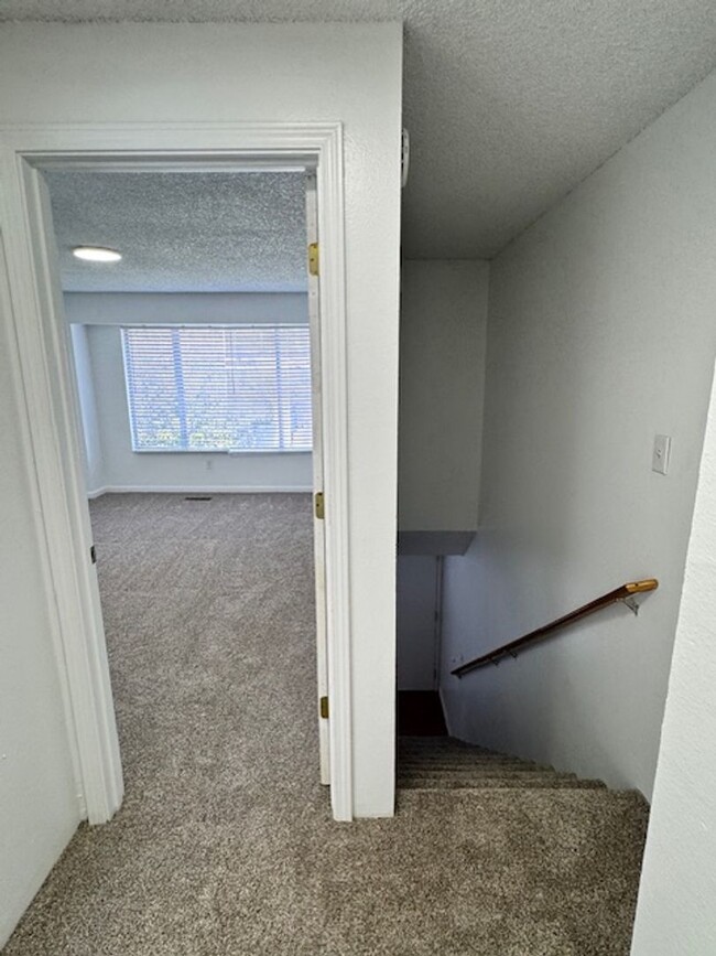 Building Photo - 2 BEDROOM TOWNHOME NEAR NORTH MEDFORD HIGH...