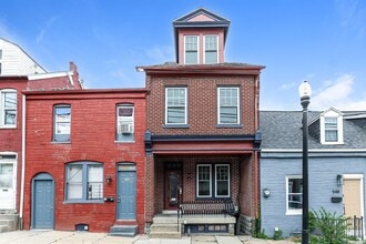 Building Photo - Charming and Spacious House Available Now
