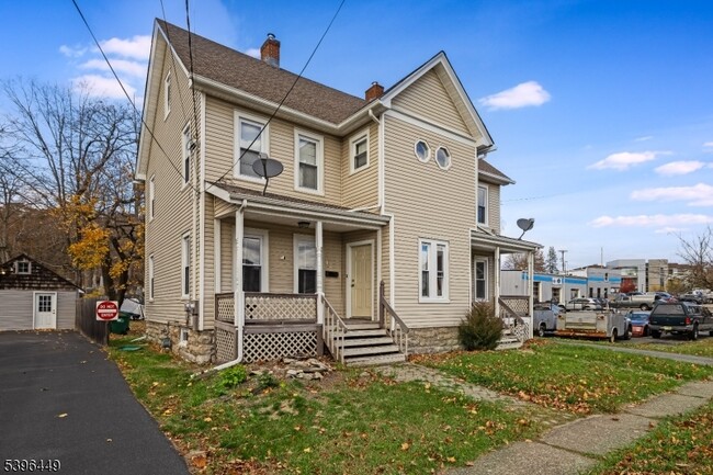 Building Photo - 8 Woodside Ave