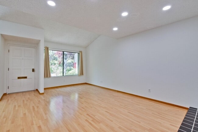Building Photo - Beautifully Remodeled 3BR 2.5BA Townhouse in Great Community in Mountain View
