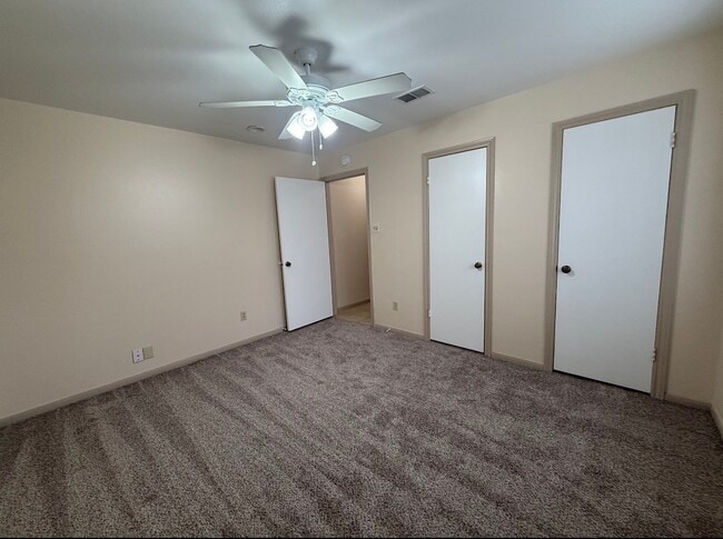 Building Photo - 2920 Cambridge Ln