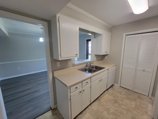 Building Photo - 3921 Miramar Dr Ext