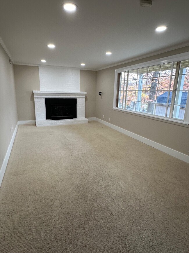 Building Photo - 3928 Inwood Dr