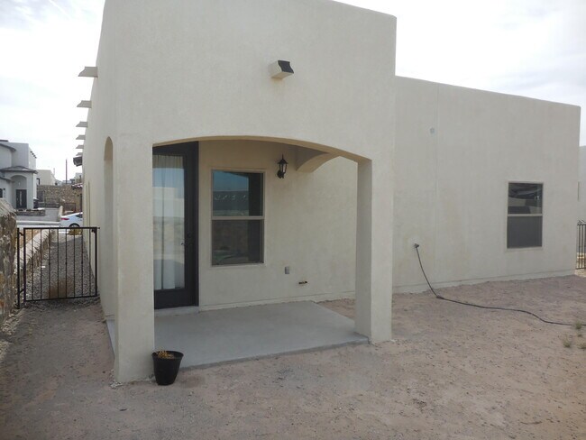 Building Photo - 213 Epsom Dr