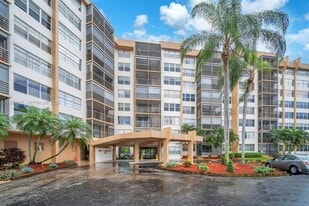 Building Photo - 1300 Saint Charles Pl