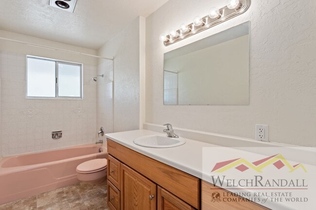 Building Photo - Elegant Layton Home Offering Space, Style,...