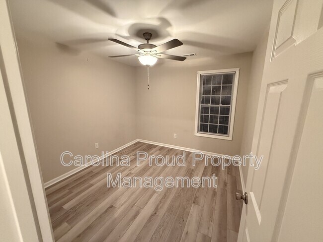 Building Photo - 337 S Pointe Dr