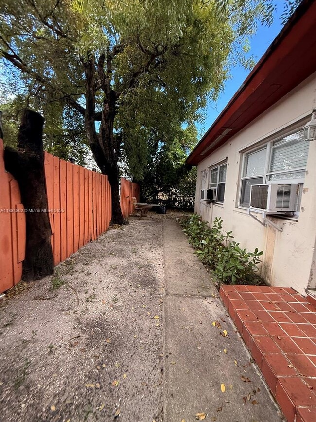 Building Photo - 669 NW 28th St
