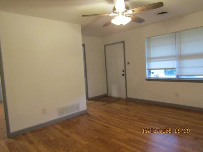 Building Photo - Very nice home located in the Park Lane ar...
