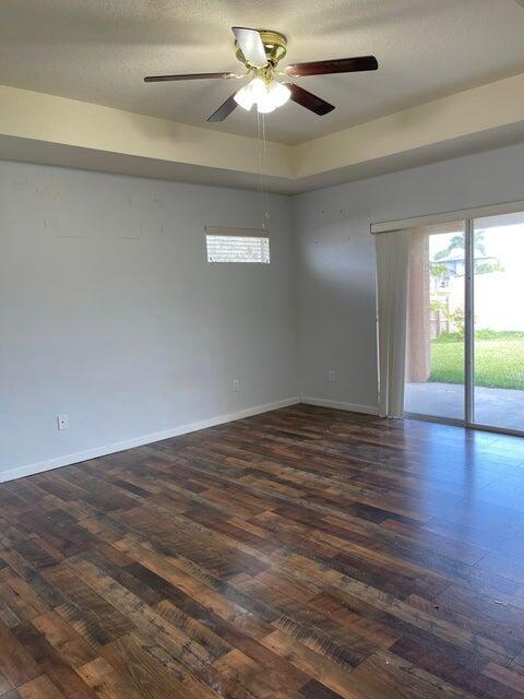Building Photo - 2202 SW Crocus Ln