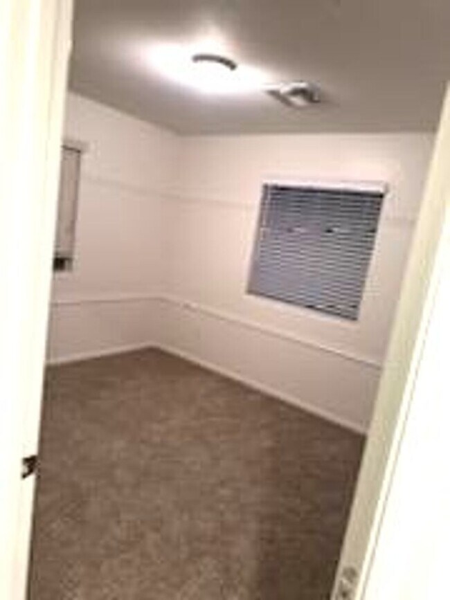 Building Photo - Great 4 bed 2.5 home near community pool!